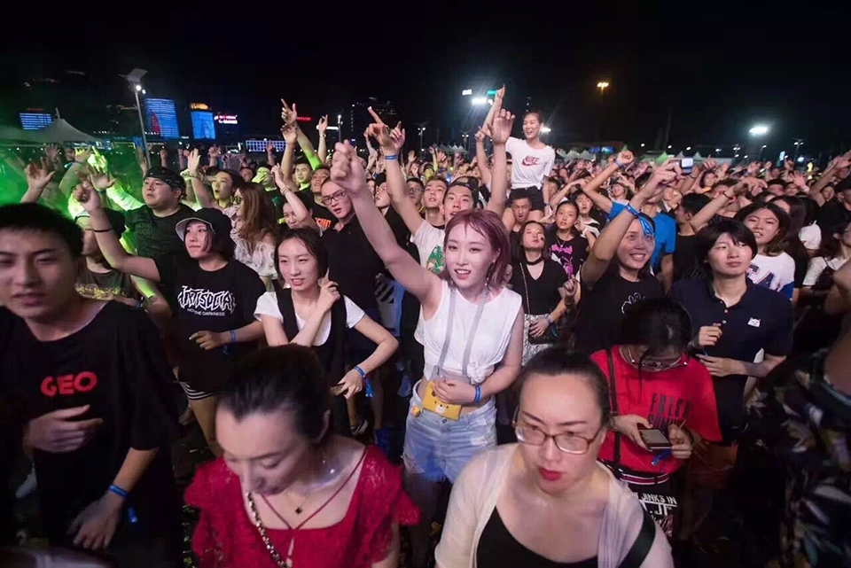 青島燈光音響租賃,青島演出設(shè)備租賃,青島LED屏租賃,青島舞美制作搭建